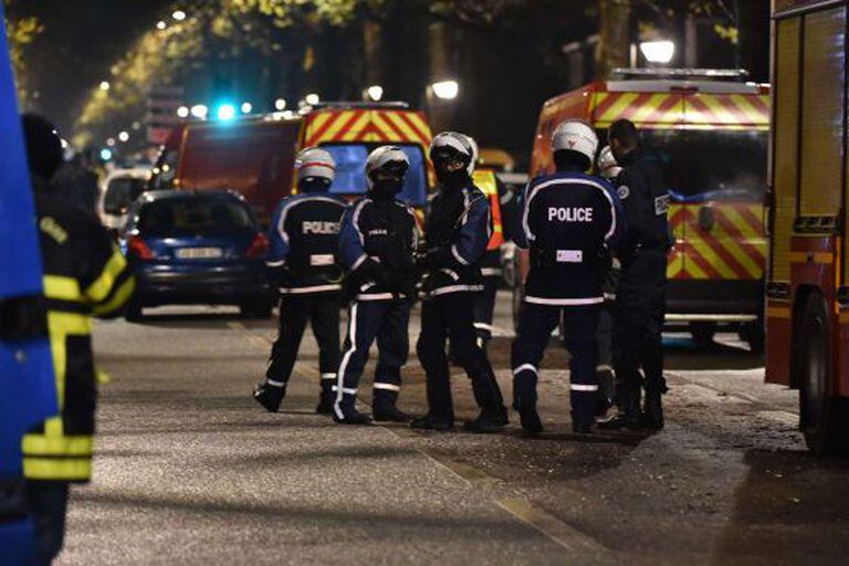 Cordão policial em área onde homem fez reféns em Roubaix.