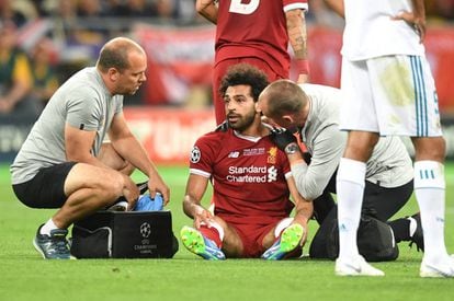 Salah, lesionado durante a final da Champions League.