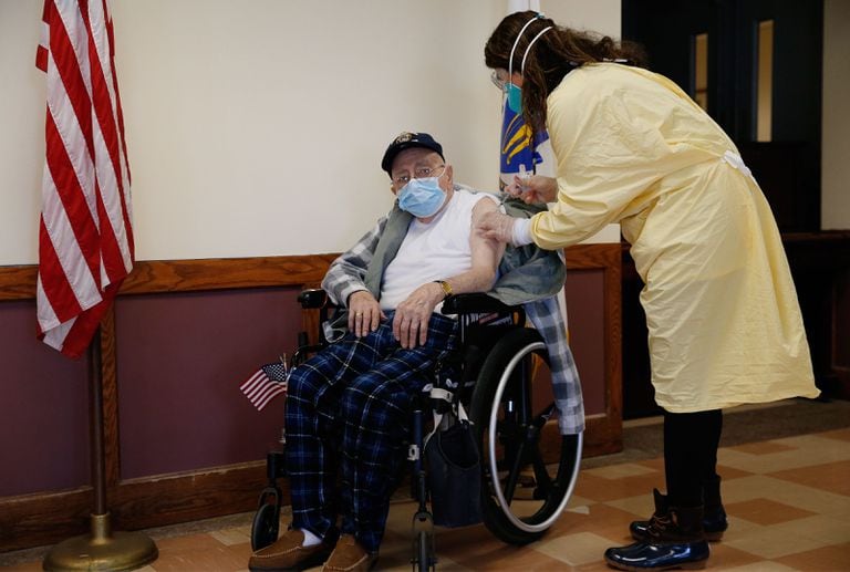 A médica Alhan Fadiani administra uma vacina da Pfizer-BioNTech contra a covid-19 ao veterano de guerra Dominic Pitella em Chelsea, Massachusetts.
