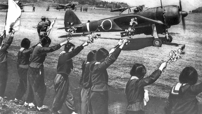 Agitando ramos de cerejeira em flor, garotas japonesas se despedem de piloto kamikaze em 1945, numa imagem de ‘O homem que salvou as cerejeiras’.