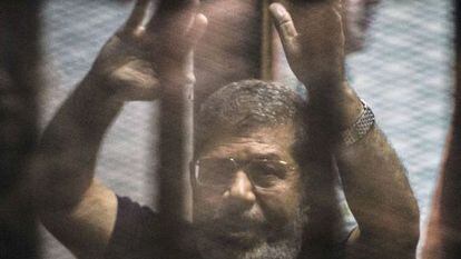O ex-presidente Morsi depois da sentença no mês passado.