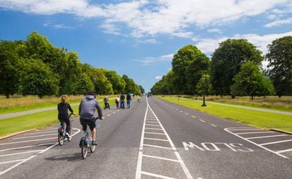 Ciclistas no Phoenix Park, ao norte de Dublim.