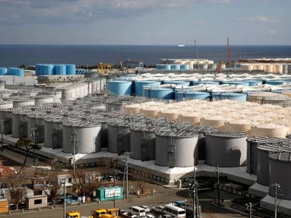 Tanques de água radioativa na usina nuclear de Fukushima (Japão), devastada pelo terremoto e o subsequente tsunami de 2011.