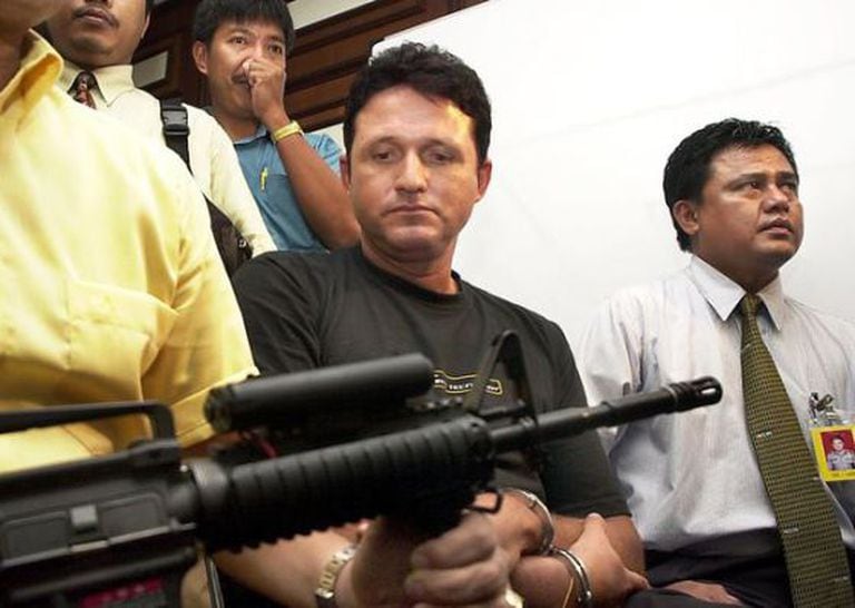 Polícia acompanha brasileiro Marco Archer Cardoso Moreira durante uma coletiva de imprensa em Jakarta, em 2003.