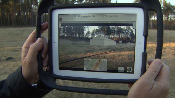 Um iPad permite ver como era o campo de Bergen-Belsen.