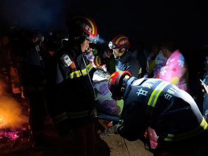 Equipes de resgate trabalham em Baiyin (China) para ajudar os participantes da ultramaratona.