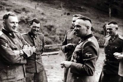 Grupo de oficiais das SS em Auschwitz, na segunda metade de 1944. O segundo a partir da esquerda é Josef Mengele.