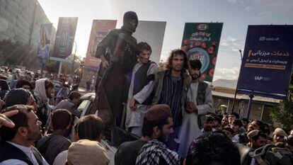 Guerrilheiros do Talibã exibem, para escárnio público, um grupo de homens acusados de roubar e semear o pânico usando armas. Em vídeo, imagens dos supostos ladrões em uma movimentada rotatória em Cabul.