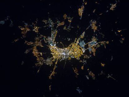 A cidade de Granada à noite, vista do espaço