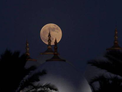 Vista do eclipse lunar sobre a mesquita de Sheikh Zayed em Abu Dhabi (Emirados Árabes)