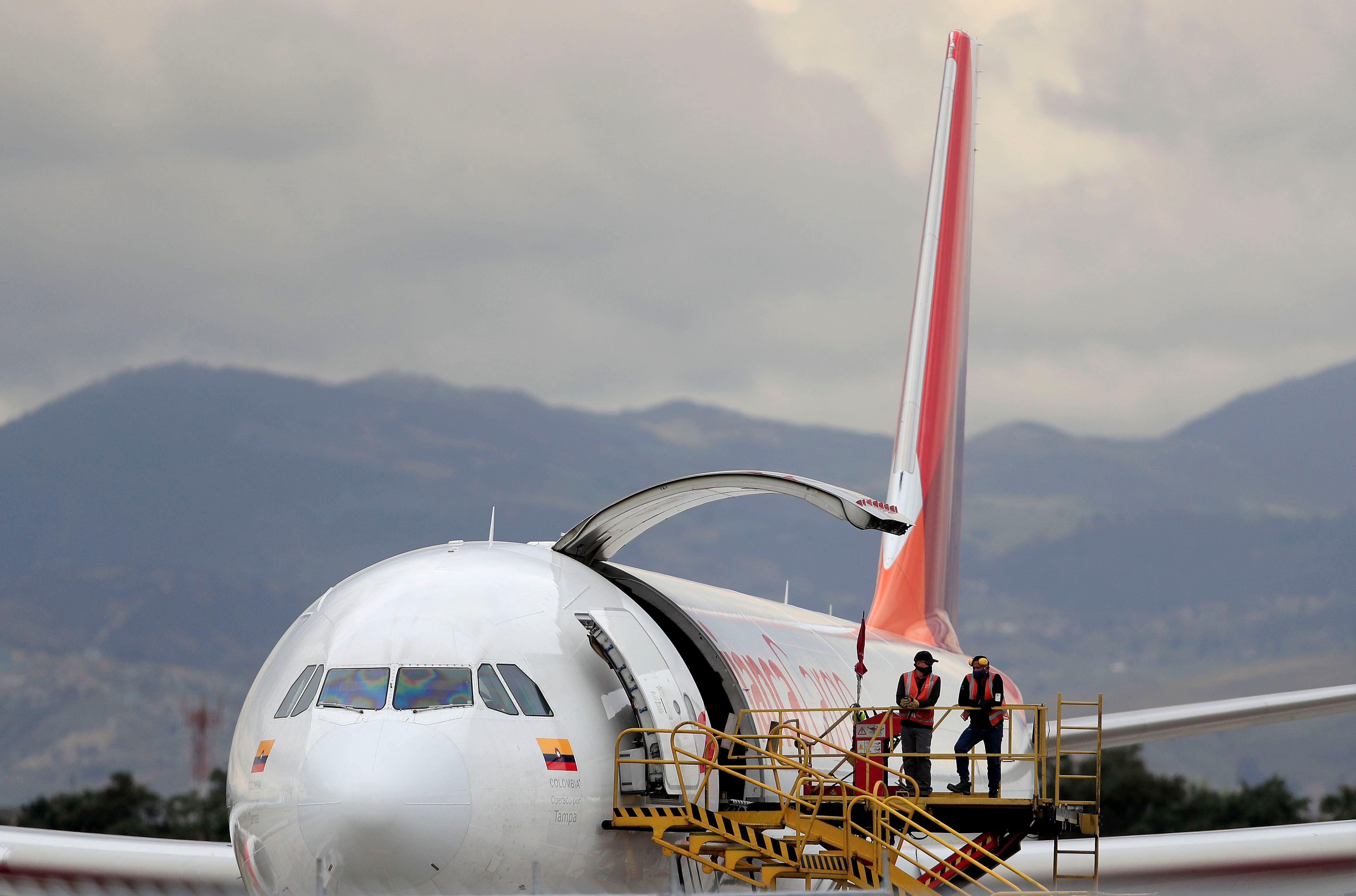 Processo de carregamento de um avião da Avianca, nesta segunda-feira em Bogotá.