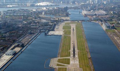 A pista de pouso e decolagem do aeroporto London City, ao lado do rio Tâmisa.