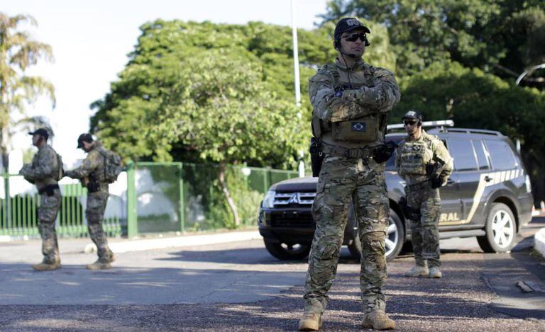 Policiais em frente à casa oficial do presidente da Câmara.