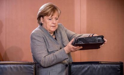 Angela Merkel chega a reunião em Berlim, nesta segunda.