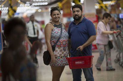 Priscila Galhardo e Zalor Martins, pais de uma crian&ccedil;a de um ano, fazem a compra juntos. 