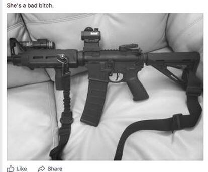 Foto da arma que o assassino do Texas publicou no Facebook, com a seguinte frase: "Ela é uma vadia do mal".