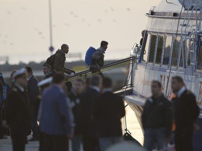 Imigrantes sobem em um ferry em Mytilini, Lesbos, a caminho da Turquia.