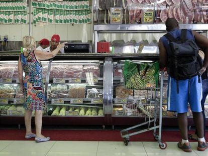 Clientes compram carne em açougue de São Paulo.