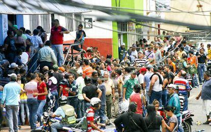 Fila para poder comprar produtos em San Cristóbal.