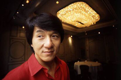 O ator chinês mais popular, Jackie Chan, ostentando sua saudável cabeleira.