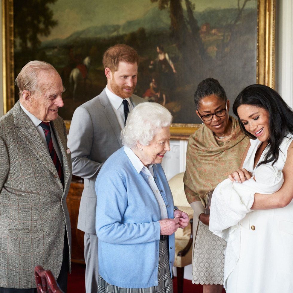 O príncipe Henry (segundo à esquerda) e a duquesa de Sussex, Meghan Markle (à direita), apresentam seu filho recém-nascido, Archie Harrison Mountbatten-Windsor, à mãe da duquesa de Sussex, Doria Ragland (segunda à direita), e à rainha Elizabeth II (centro) e seu marido Philip, duque de Edimburgo, no Castelo de Windsor (Reino Unido). 