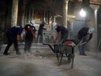 Un grupo de voluntarios trabaja para limpiar la iglesia de Santo Tomás en Mosul (Irak), ultrajada por el Estado Islámico.