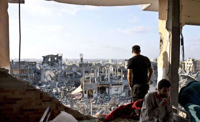 Hamad e Mohammed nos destroços de seu apartamento em Gaza.