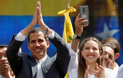 Juan Guaidó e sua mulher, Fabiana Rosales, neste sábado ao término da manifestação da oposição.