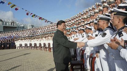 O presidente chinês, Xi Jinping, cumprimenta marinheiros no porto de Sanya, na província meridional de Hainan, em 17 de dezembro.