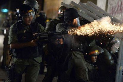 A Guarda Nacional atira bombas nos manifestantes em Caracas.