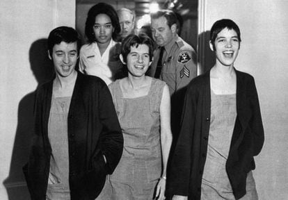 Susan Atkins, Patricia Krenwinkel e Leslie Van Houten riem após ouvirem sua sentença, em 1971.