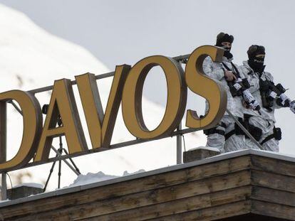 As forças especiais suíças no telhado do hotel Kongress em Davos.