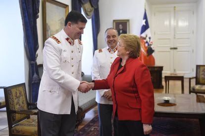 Bachelet saúda a Ricardo Martínez, novo comandante em chefe do Exército de Chile.