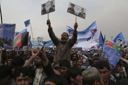Centenas de pessoas em um comício no Afeganistão.