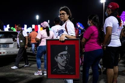 Uma jovem exibe um retrato do presidente nicaraguense, Daniel Ortega, durante as comemorações do aniversário do triunfo da Revolução Sandinista em 18 de julho.