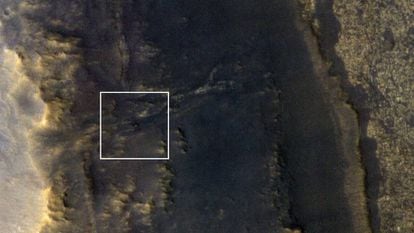 O 'Opportunity', o ponto brilhante no centro do quadro, em sua atual posição no vale da Perseverança, em Marte.