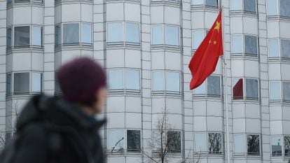 Uma mulher passa em frente à Embaixada da China em Berlim, em dezembro de 2017.