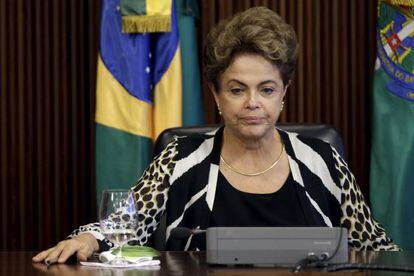 Dilma durante reuni&atilde;o com ministros nesta quinta-feira.