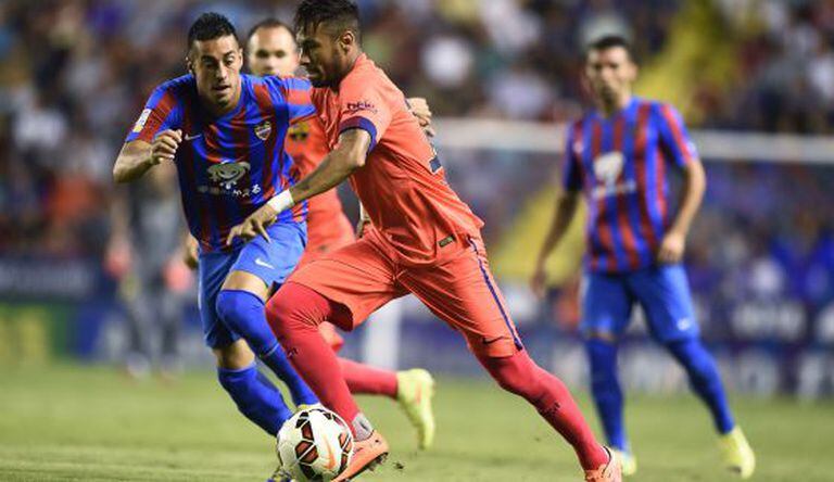 Neymar conduz a bola na partida contra o Levante.