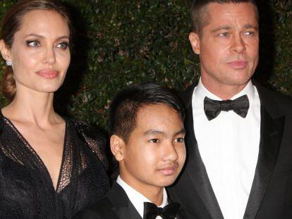 Brad Pitt, Angelina Jolie e um de seus filhos, Maddox.