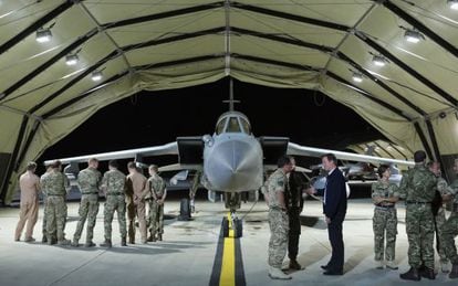 O primeiro-ministro britânico David Cameron visita uma base aérea no Chipre.