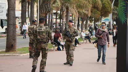 Militares franceses patrulham Cannes durante o festival de cinema.