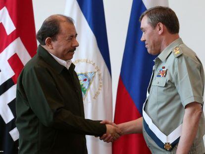 Ortega cumprimenta o chefe do Estado-Maior russo, general Gerasimov.