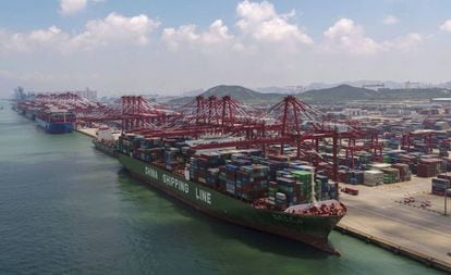 Um cargueiro no porto de Qingdao (leste da China), em 6 de agosto.
