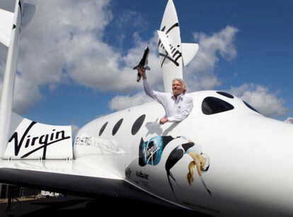 Richard Branson posa para a imprensa numa réplica da SpaceShipTwo, uma das naves das sua empresa Virgin Galactic.