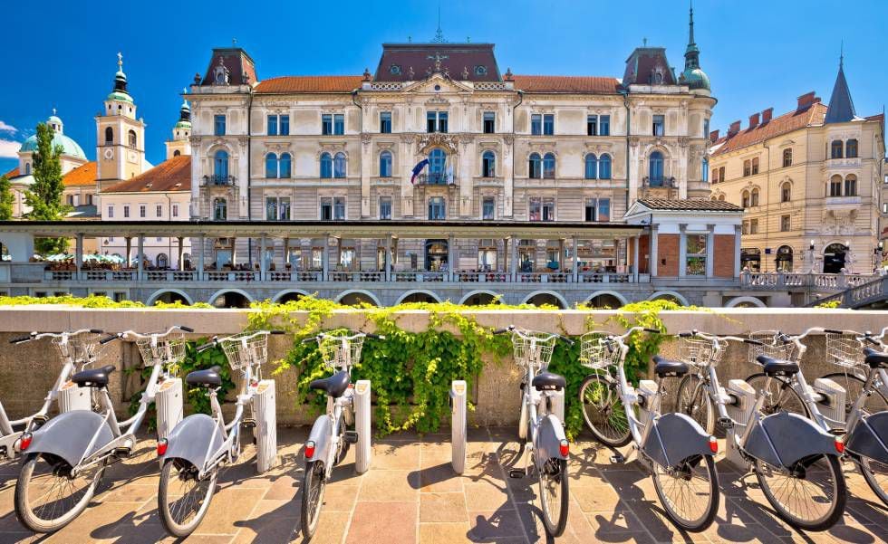 Ponto de aluguel de bicicletas públicas em Liubliana (Eslovênia).