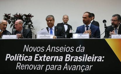 Seminário internacional sobre política externa brasileira, nesta quinta-feira, em Brasília com a presença do chanceler Ernesto Araújo (D) e do deputado Eduardo Bolsonaro (PSL-SP), entre outros.