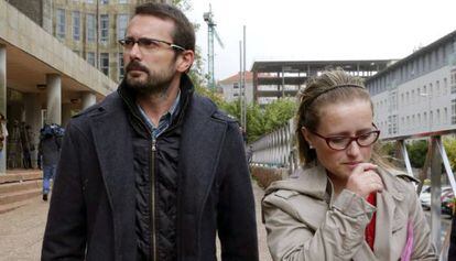 Antonio Lago e Estela Ordoñez, os pais de Andrea, na saída de um tribunal de Santiago.