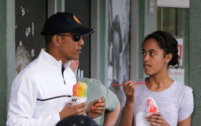 Malia Obama conversa com seu pai no verão passado.