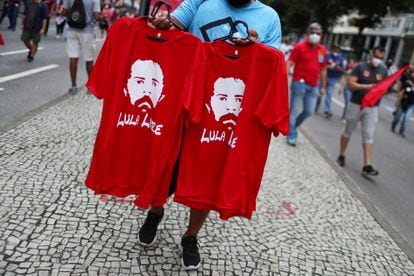 Camisetas com imagem de Lula são vendidas em protesto contra Jair Bolsonaro, no Rio, em 19 de junho.